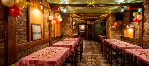 Sala I – pogled na sto-postavu i plesni podijum