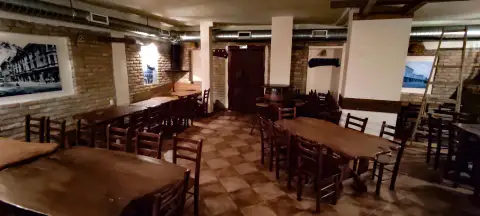 Sala II za proslave do 65 gostiju – elegantna banket sala sa centralnim stolom i rasvetom