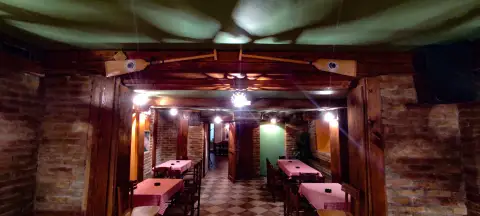 Sala I za venčanja do 85 osoba – velika rustična sala sa dugim stolovima i dekoracijom Gardoš Zemun